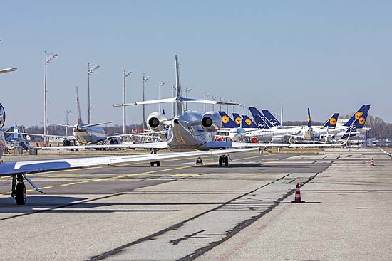 Die Luftverkehrsgesellschaften haben mittlerweile über 100 Flugzeuge, die gegenwärtig nicht zum Einsatz kommen, am Münchner Airport geparkt.  (©Foto:  Michael Fitz für Flughafen München) 